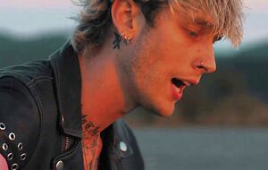 Бейкер в ролике исполняет трек под гитару