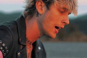 Бейкер в ролике исполняет трек под гитару