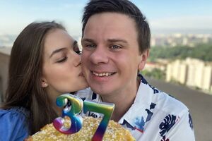 Кучеренко подарила Комарову на 37-летие билеты на самолет в Одессу