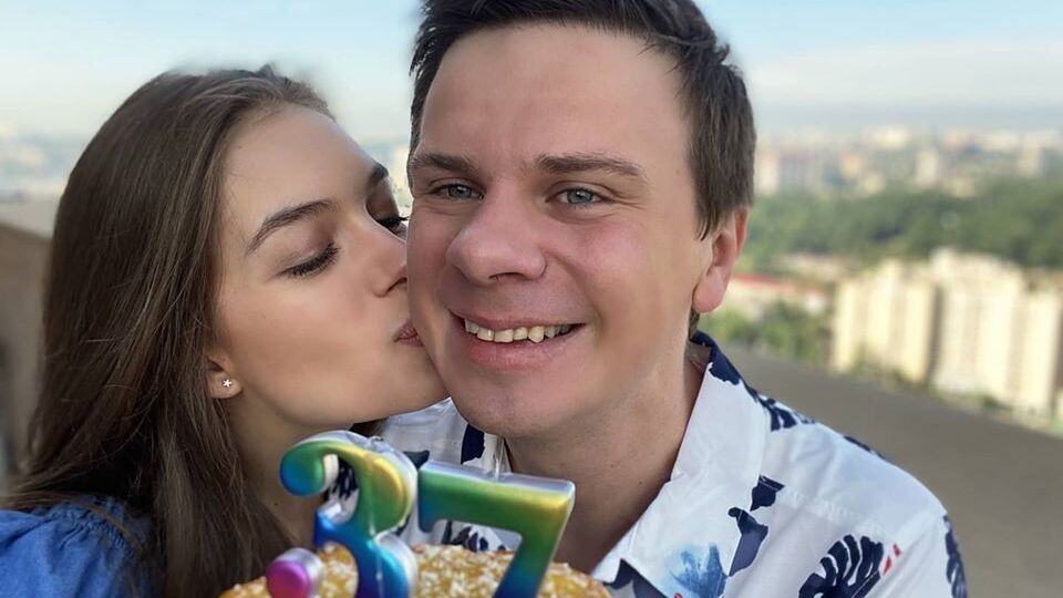 Кучеренко подарувала Комарову на 37-річчя квитки на літак до Одеси