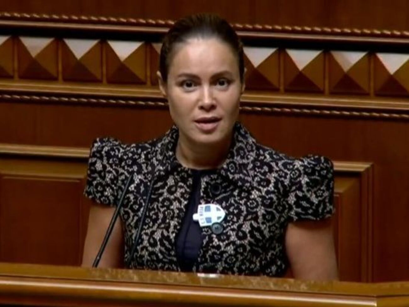 Королевская на заседание Рады 18 июня пришла со значком, который якобы блокирует вирус