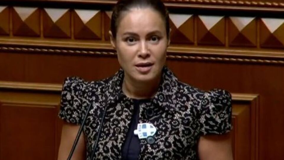 Королевская на заседание Рады 18 июня пришла со значком, который якобы блокирует вирус