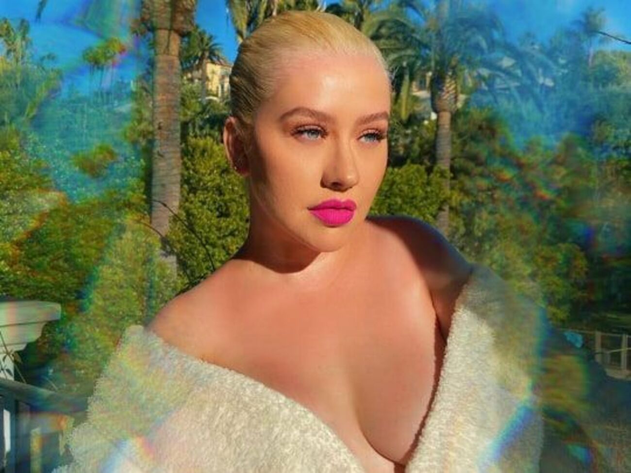 Агилера проявила гражданскую позицию, сфотографировавшись обнаженной на фоне флага ЛГБТ