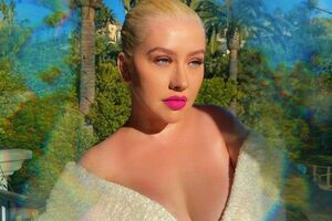 Агилера проявила гражданскую позицию, сфотографировавшись обнаженной на фоне флага ЛГБТ