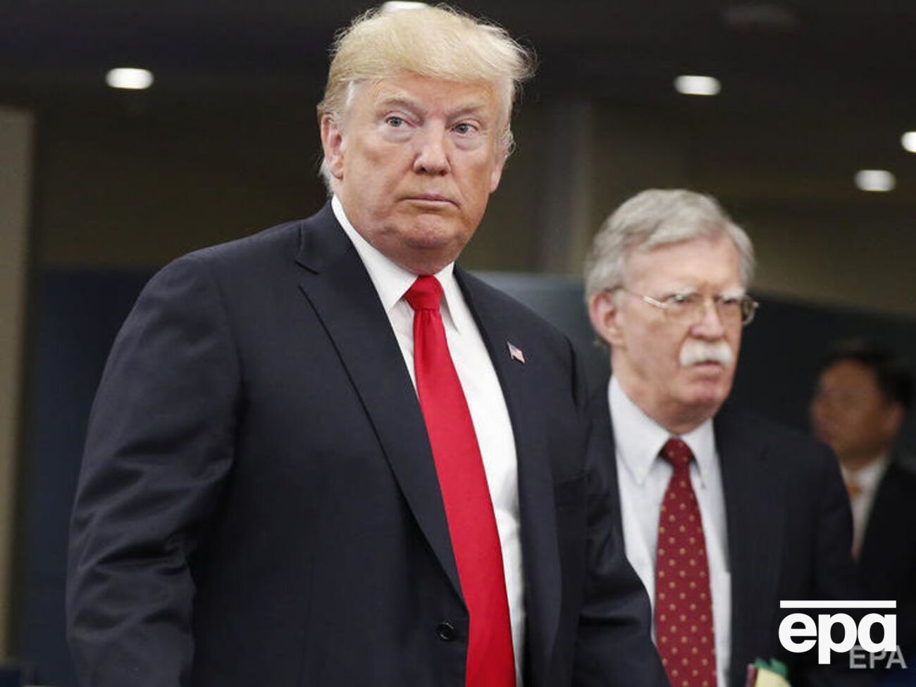 Болтон (на задньому плані) розповів про суперечки з Трампом щодо українського питання