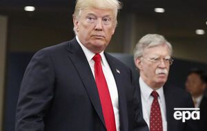 Болтон (на заднем плане) рассказал о спорах с Трампом по украинскому вопросу