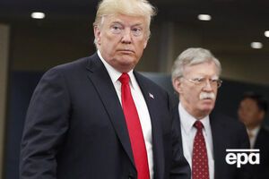 Болтон (на задньому плані) розповів про суперечки з Трампом щодо українського питання