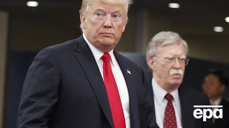 Болтон (на задньому плані) розповів про суперечки з Трампом щодо українського питання