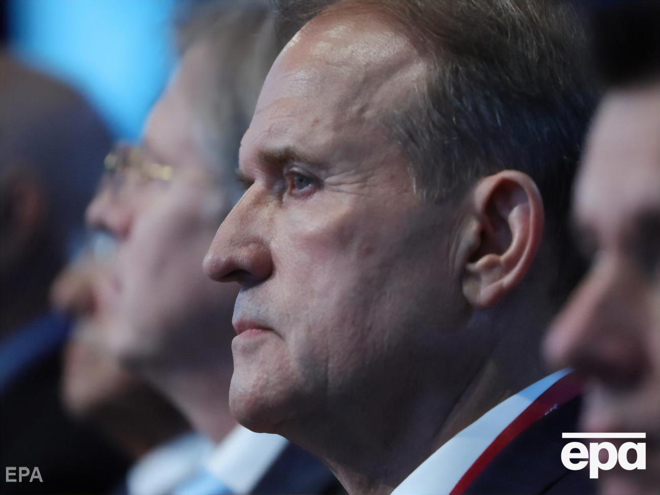 Медведчук відмовився назвати суму, за яку придбав фрагмент найдавнішої книги