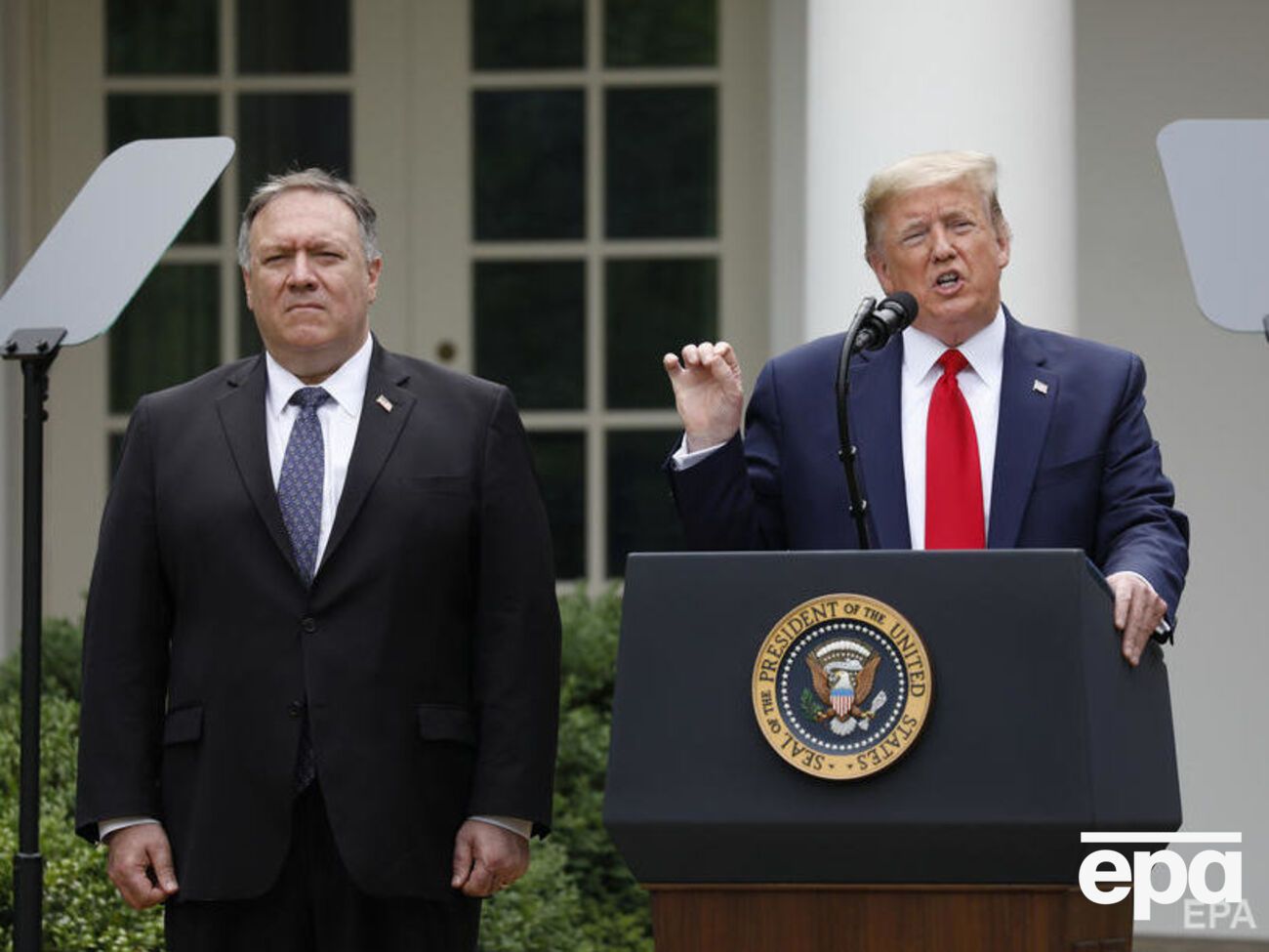 Болтон не знає, чи виконав Помпео (ліворуч) доручення Трампа