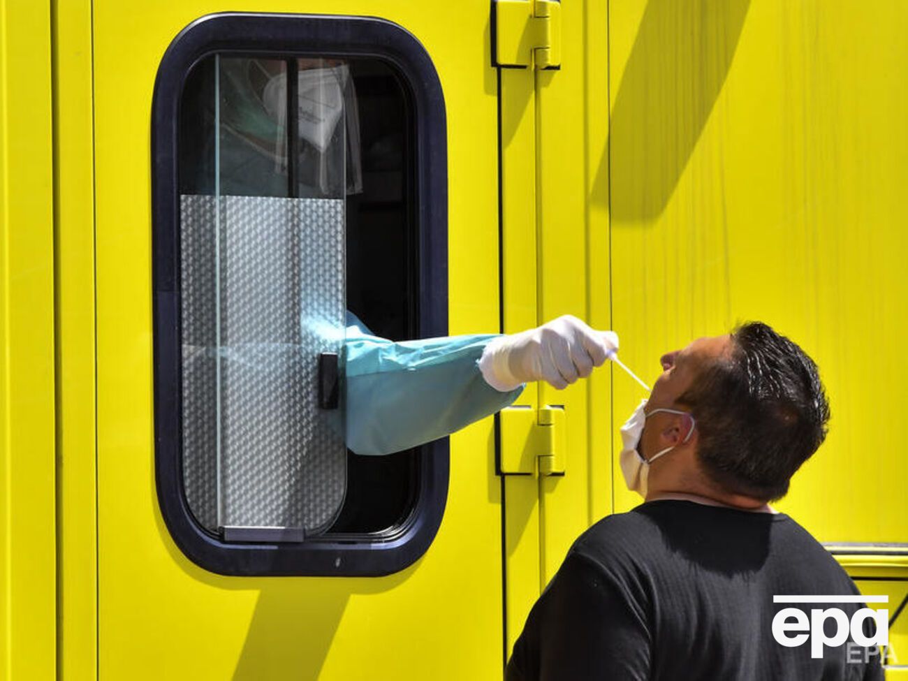 Мутация делает коронавирус более заразным, заявили ученые