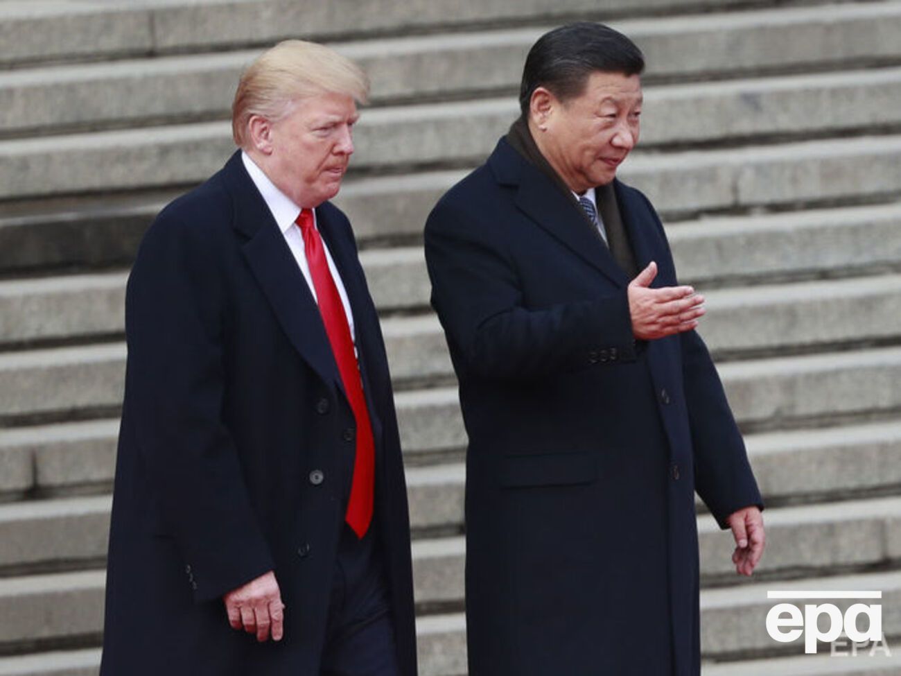 По словам Болтона, Трамп откровенно говорил Си Цзиньпину о желании переизбраться с его помощью