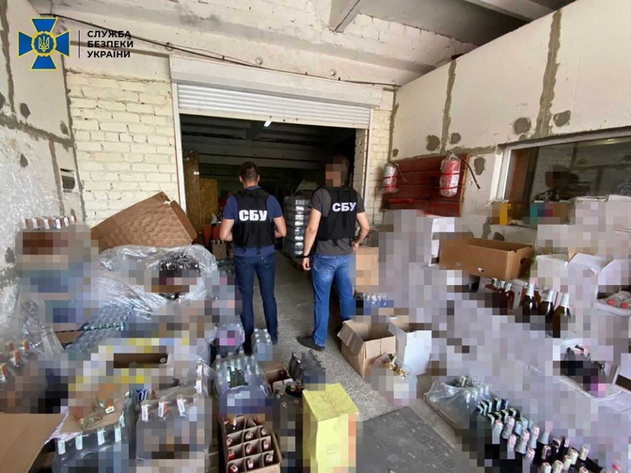 Одновременно с продажей легальной продукции злоумышленники планировали сбывать товар неизвестного происхождения с поддельными акцизными марками