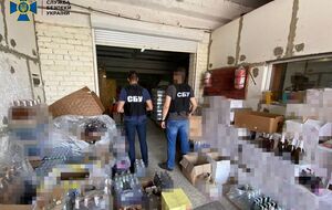 Одновременно с продажей легальной продукции злоумышленники планировали сбывать товар неизвестного происхождения с поддельными акцизными марками