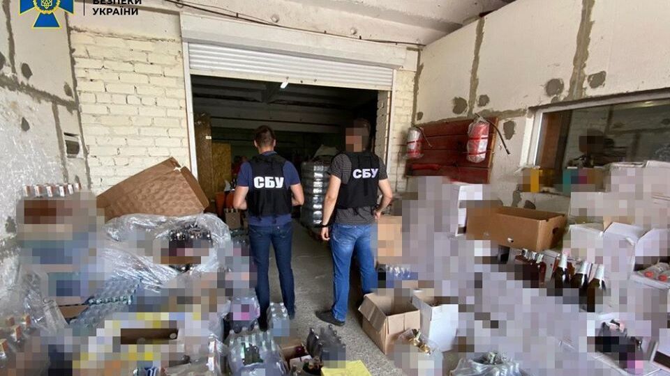 Одночасно із продажем легальної продукції зловмисники планували збувати товар невідомого походження з підробленими акцизними марками
