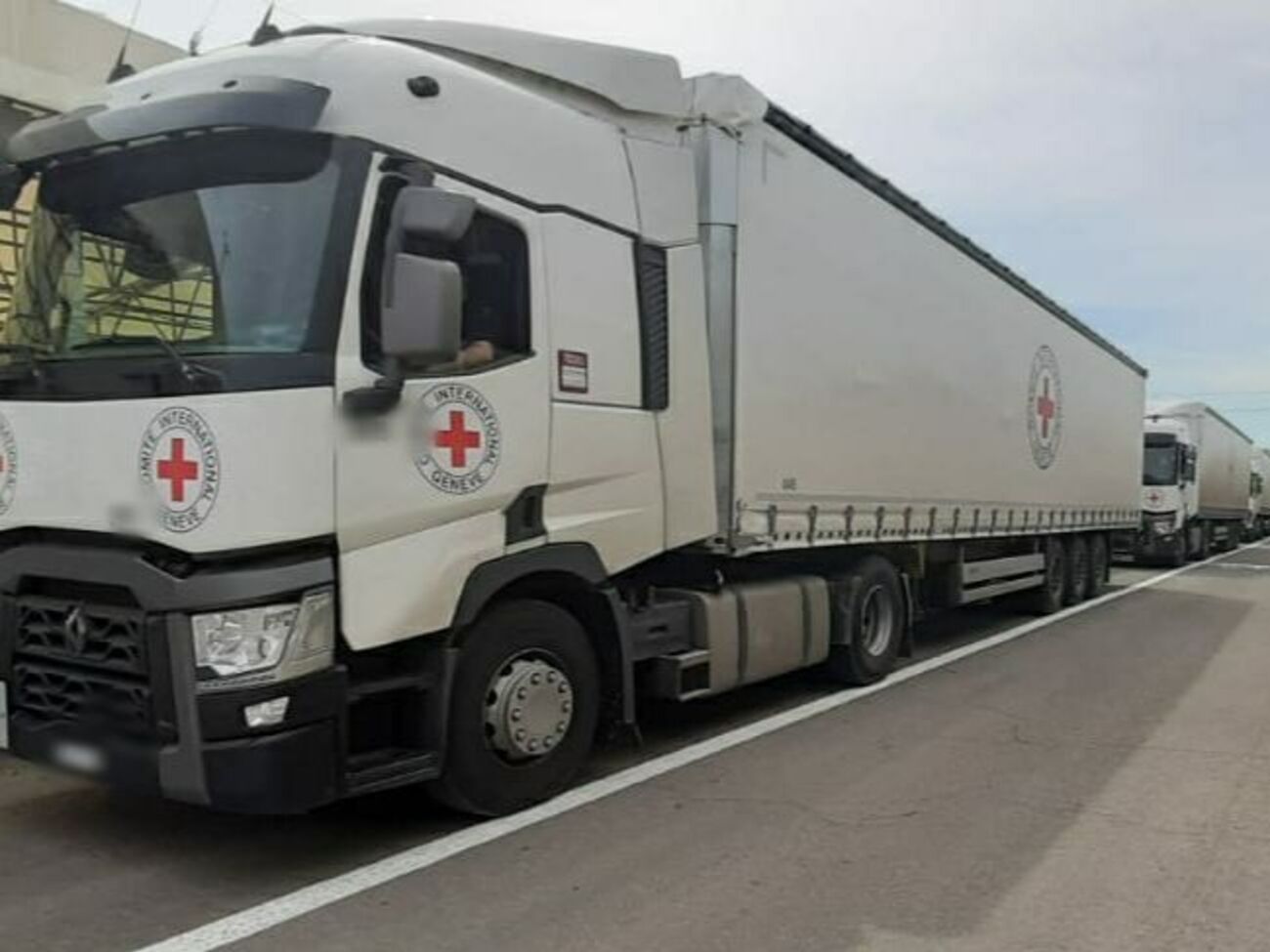 Три вантажівки з гумдопомогою вирушили в окупований Донецьк