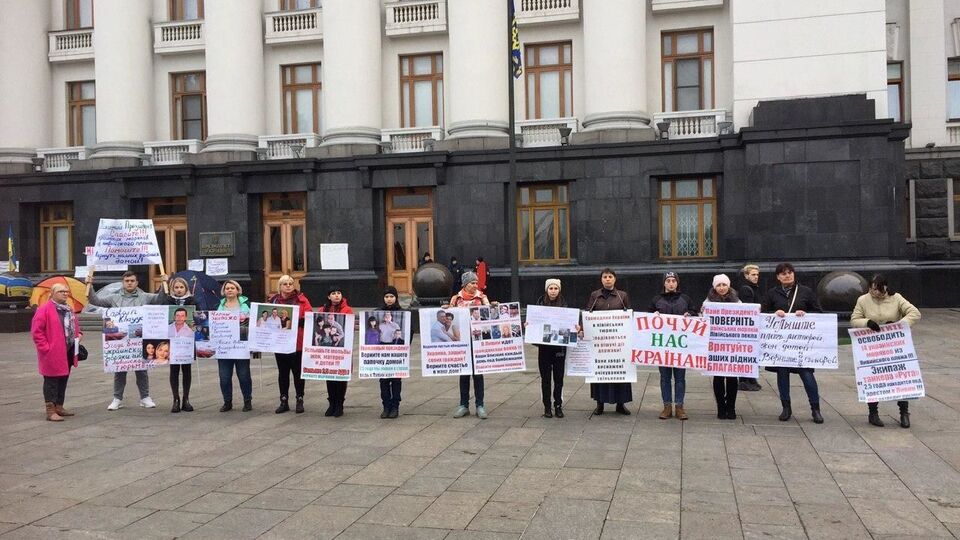 Возвращения моряков добивались их родственники и власти Украины