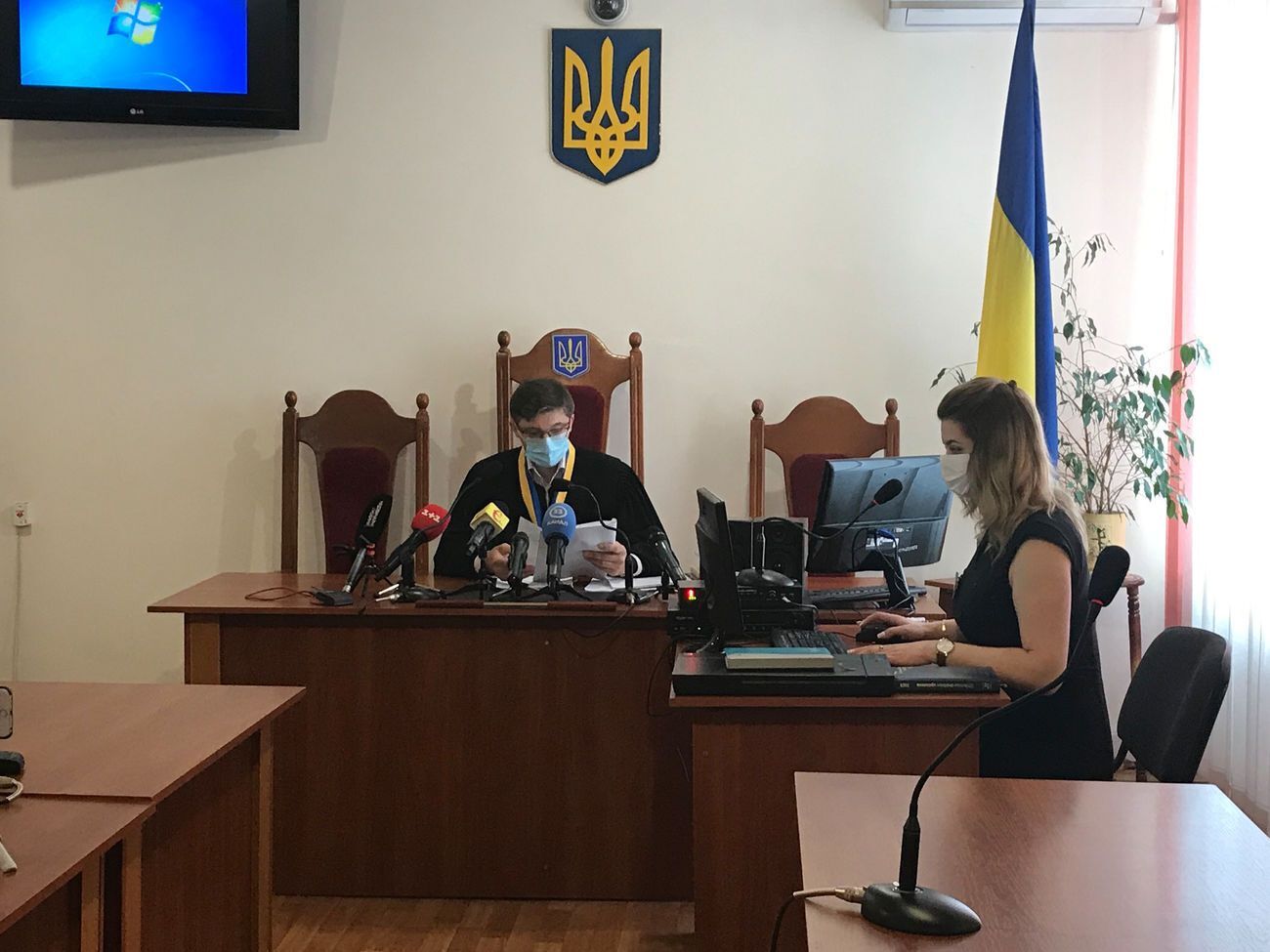 Судья Андрей Мисинкевич приостановил рассмотрение дела