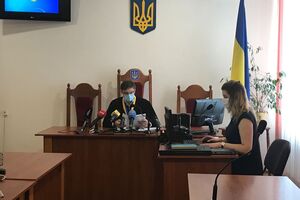 Судья Андрей Мисинкевич приостановил рассмотрение дела