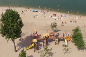 Кличко: Пісок київських пляжів очищають спеціальні машини