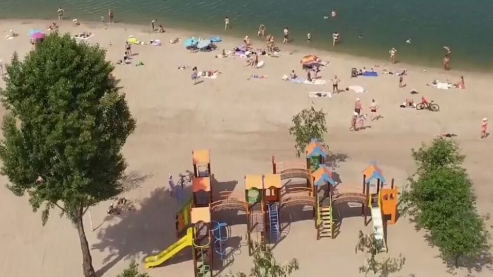 Кличко: Пісок київських пляжів очищають спеціальні машини