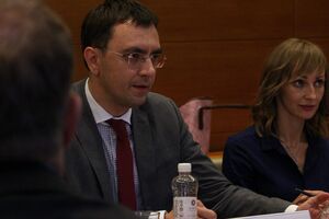 19 червня детективи НАБУ повідомили Омеляна (у центрі) про підозру