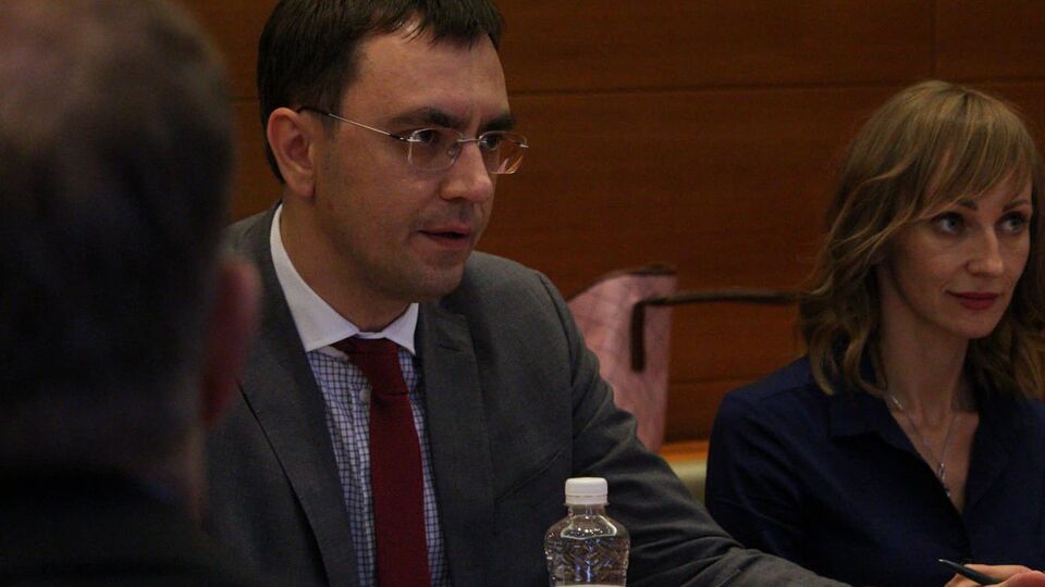 19 червня детективи НАБУ повідомили Омеляна (у центрі) про підозру