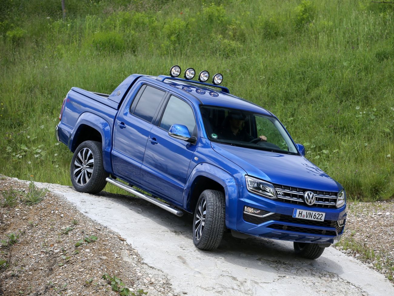 Средства, потраченные на покупку авто, могли быть потрачены на студенческие общежития, лаборатории и доплаты преподавателям