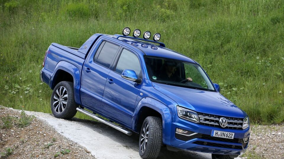 Кошти, спрямовані на купівлю авто, могли витратити на студентські гуртожитки, лабораторії та доплати викладачам