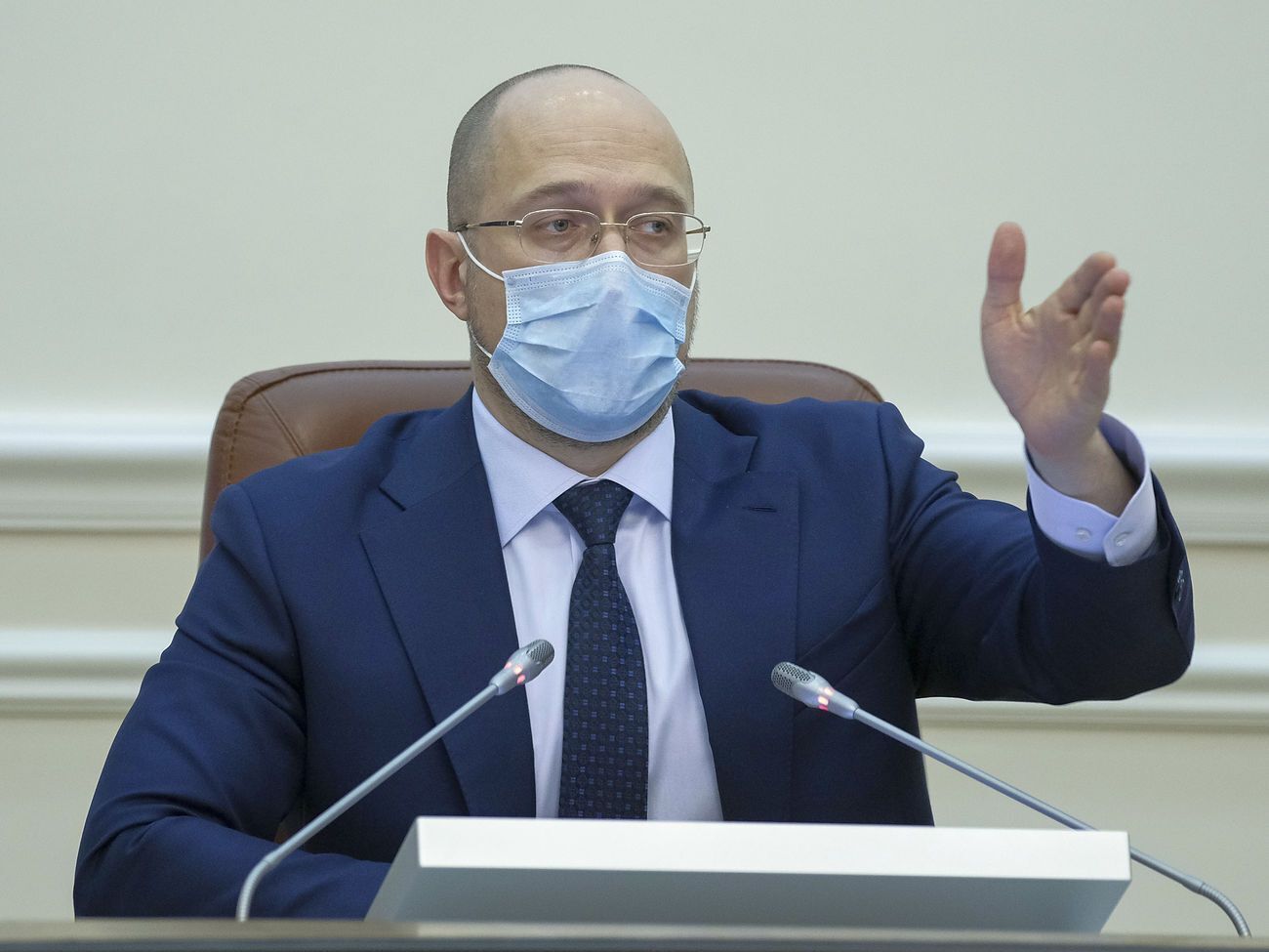 Врачам, среднему медперсоналу и медсестрам повысят зарплату с 1 сентября, заявил Шмыгаль