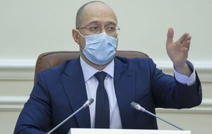 Врачам, среднему медперсоналу и медсестрам повысят зарплату с 1 сентября, заявил Шмыгаль