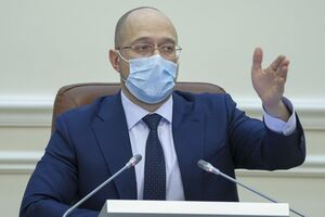 Врачам, среднему медперсоналу и медсестрам повысят зарплату с 1 сентября, заявил Шмыгаль