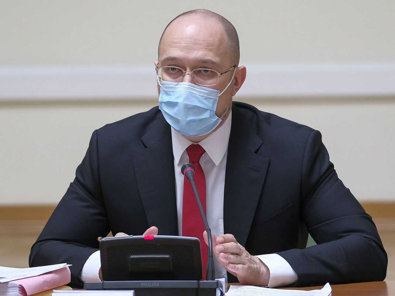 Шмыгаль заявил, что в регионы нужно направить комиссии Минздрава для контроля за соблюдением карантина
