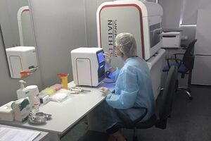 Выполнение анализа занимает три часа, одновременно могут быть загружены 96 образцов