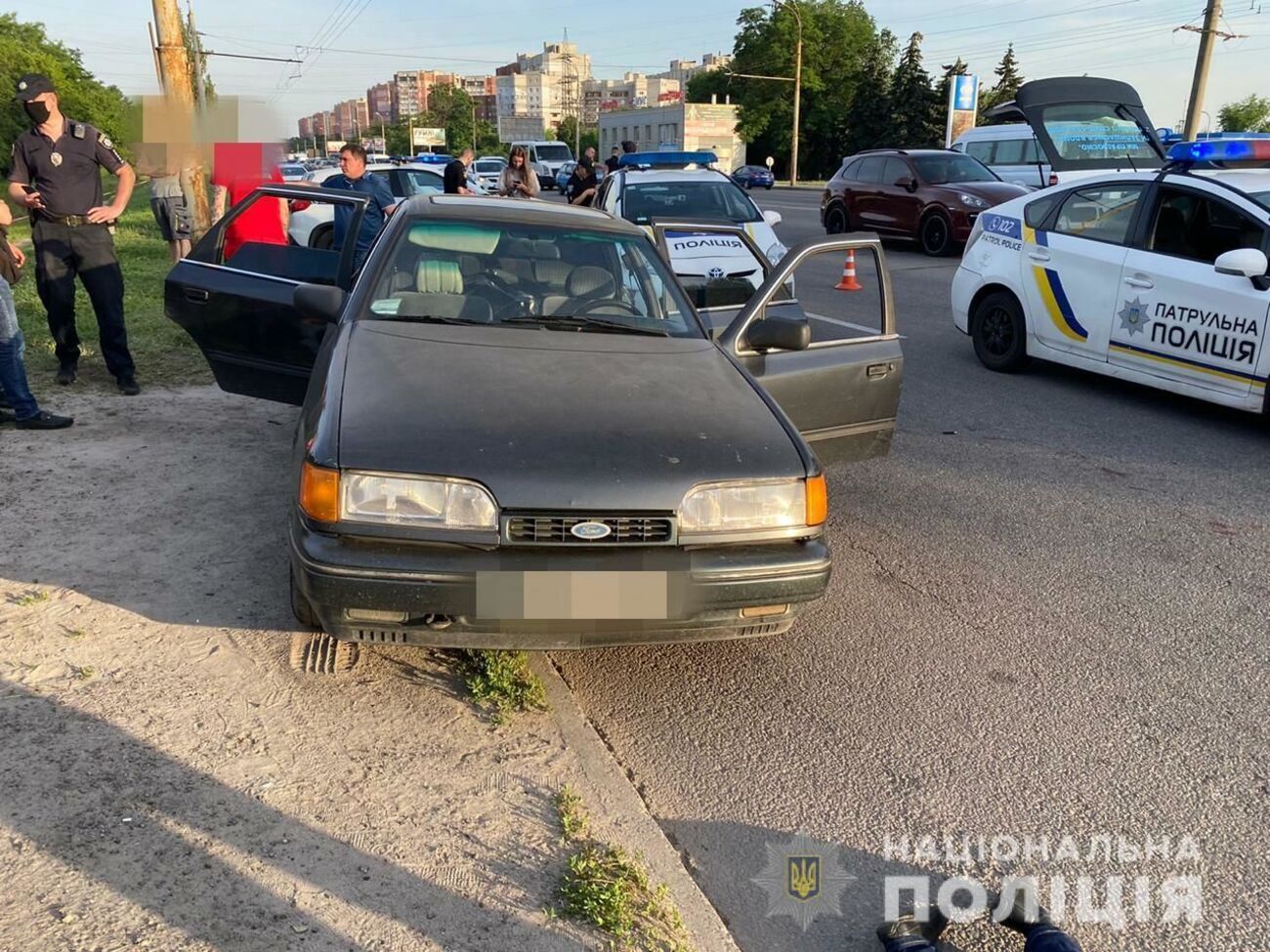 Злоумышленник выстрелил в правоохранителя по дороге в отделение полиции