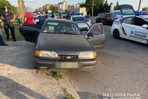 Злоумышленник выстрелил в правоохранителя по дороге в отделение полиции