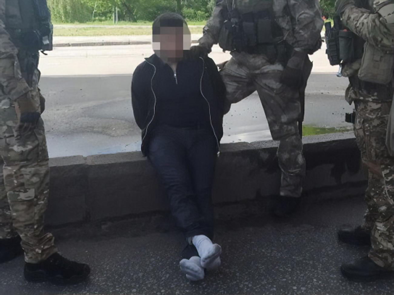 Зброї або вибухівки у чоловіка не виявили