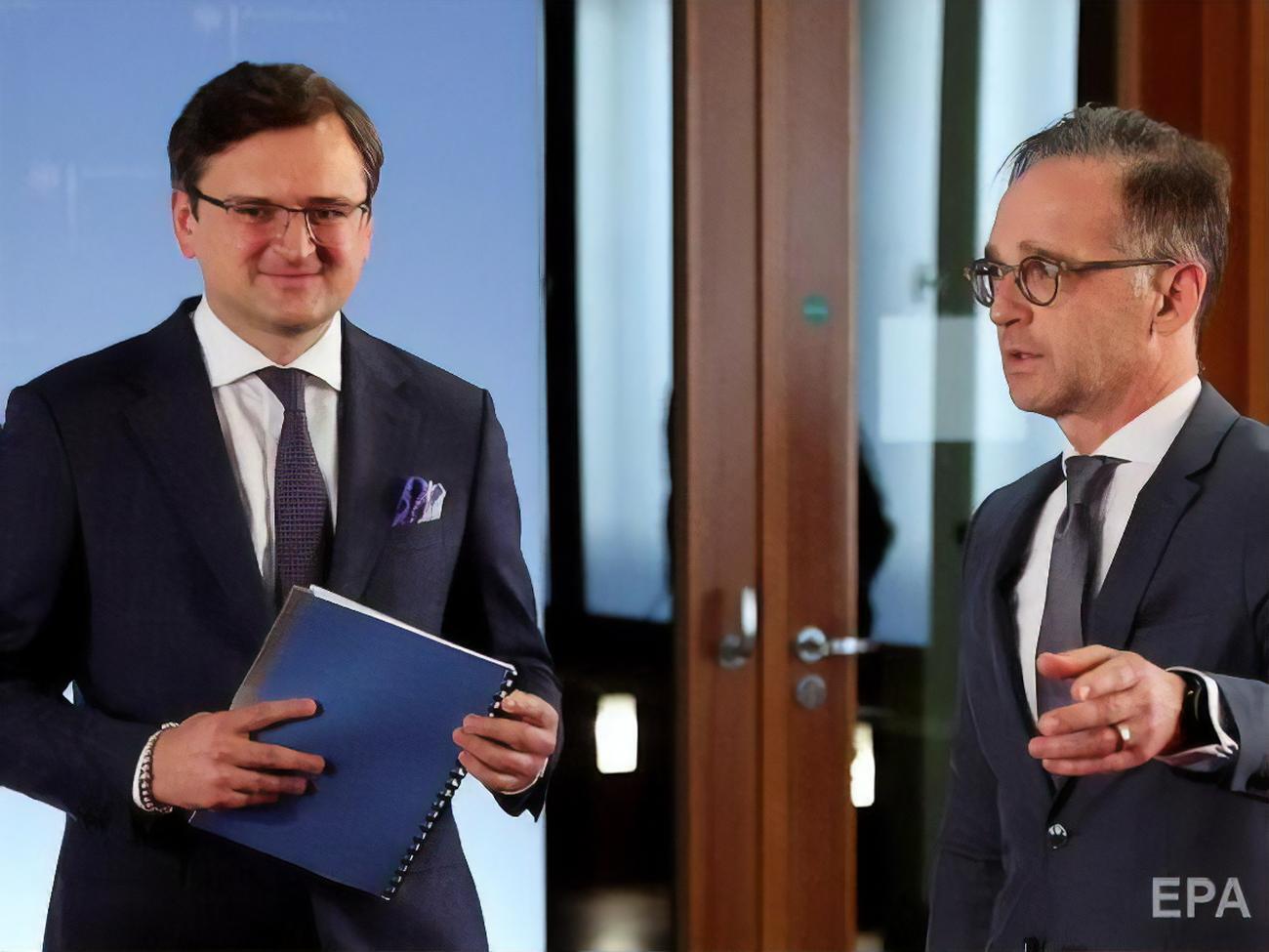 Кулеба (слева) отметил, что&nbsp;украинская сторона продолжит обсуждение темы Крыма со своими немецкими партнерами