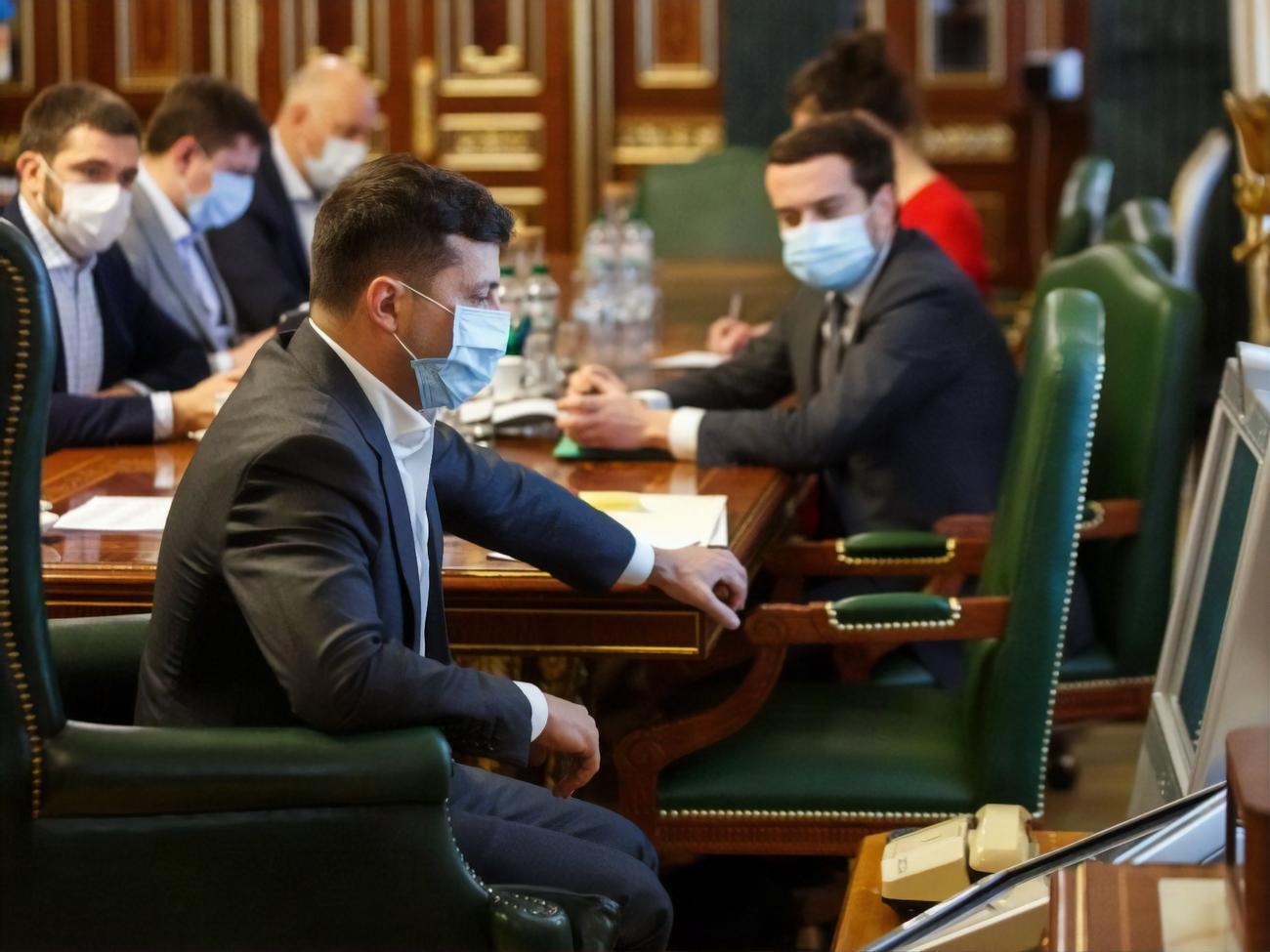 Участники совещания под председательством Зеленского обратили внимание на то, что после начала смягчения карантинных ограничений значительных вспышек коронавируса в стране не произошло