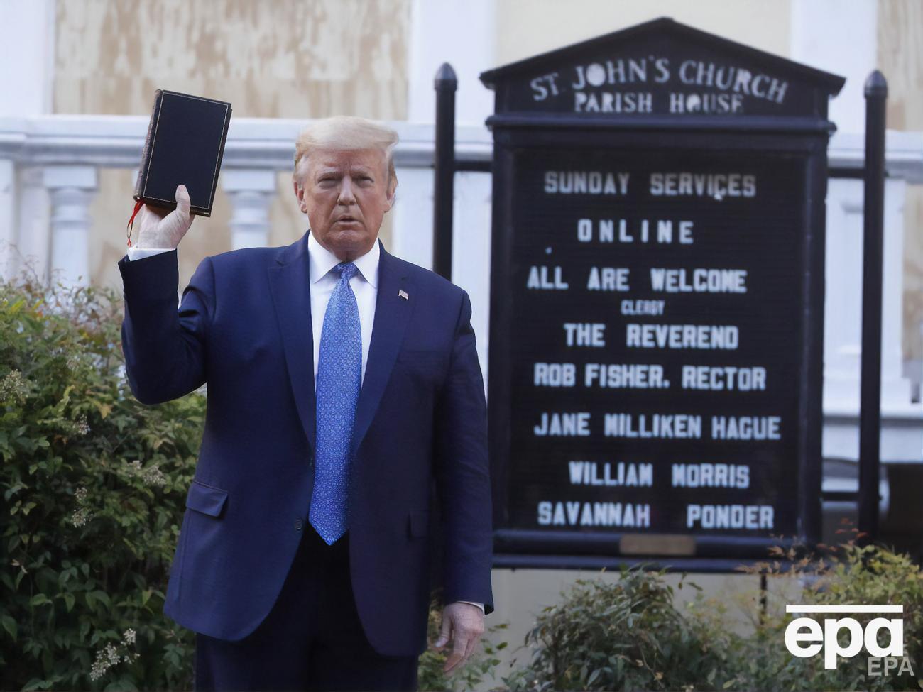 Трамп позировал с Библией возле церкви&nbsp;Святого Иоанна недалеко от Белого дома