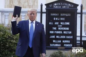 Трамп позував із Біблією біля церкви Святого Іоанна недалеко від Білого дому