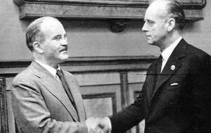 Договір про ненапад між СРСР і Німеччиною підписали 1939 року нарком закордонних справ В'ячеслав Молотов (ліворуч) і міністр закордонних справ Німеччини Йоахім фон Ріббентроп