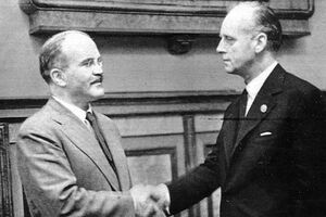 Договор о ненападении между СССР и Германией был подписан в 1939 году наркомом иностранных дел Вячеславом Молотовым (слева) и министром иностранных дел Германии Иоахимом фон Риббентропом
