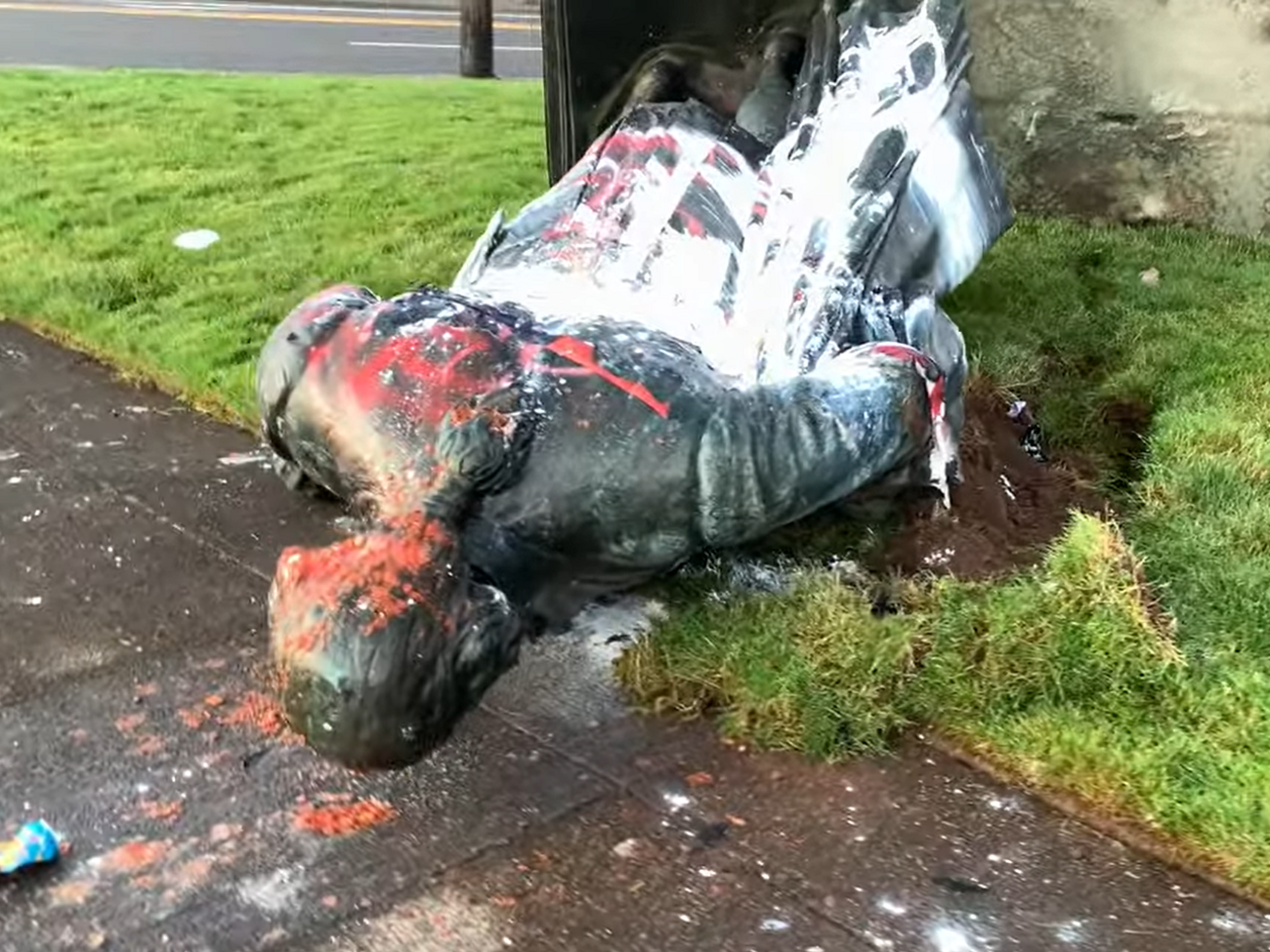 Памятник сбросили с постамента