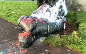 Памятник сбросили с постамента