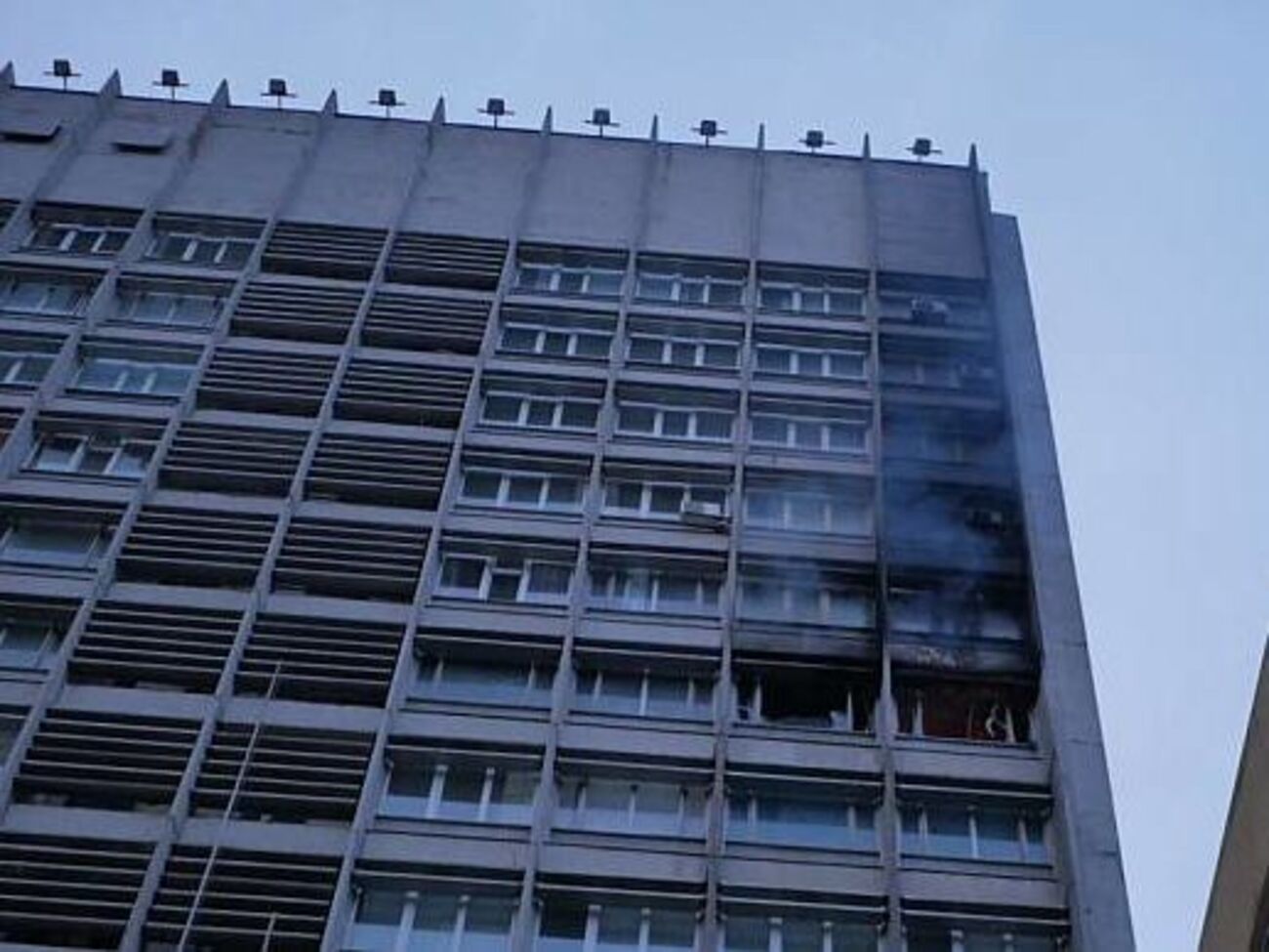 Пожар охватил три этажа