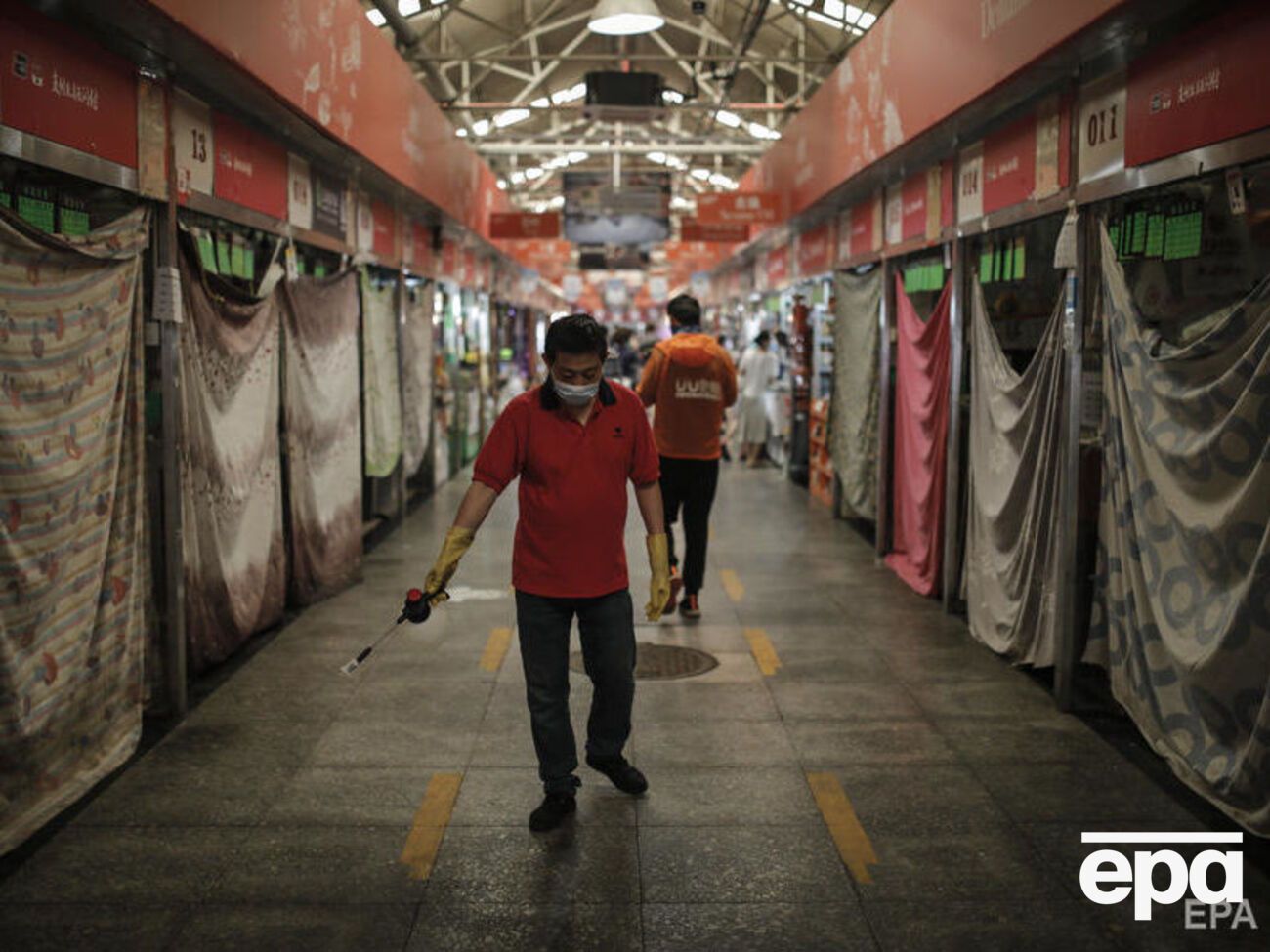 Коронавірус міг тривалий час циркулювати на ринку, перш ніж стався спалах, вважають китайські фахівці