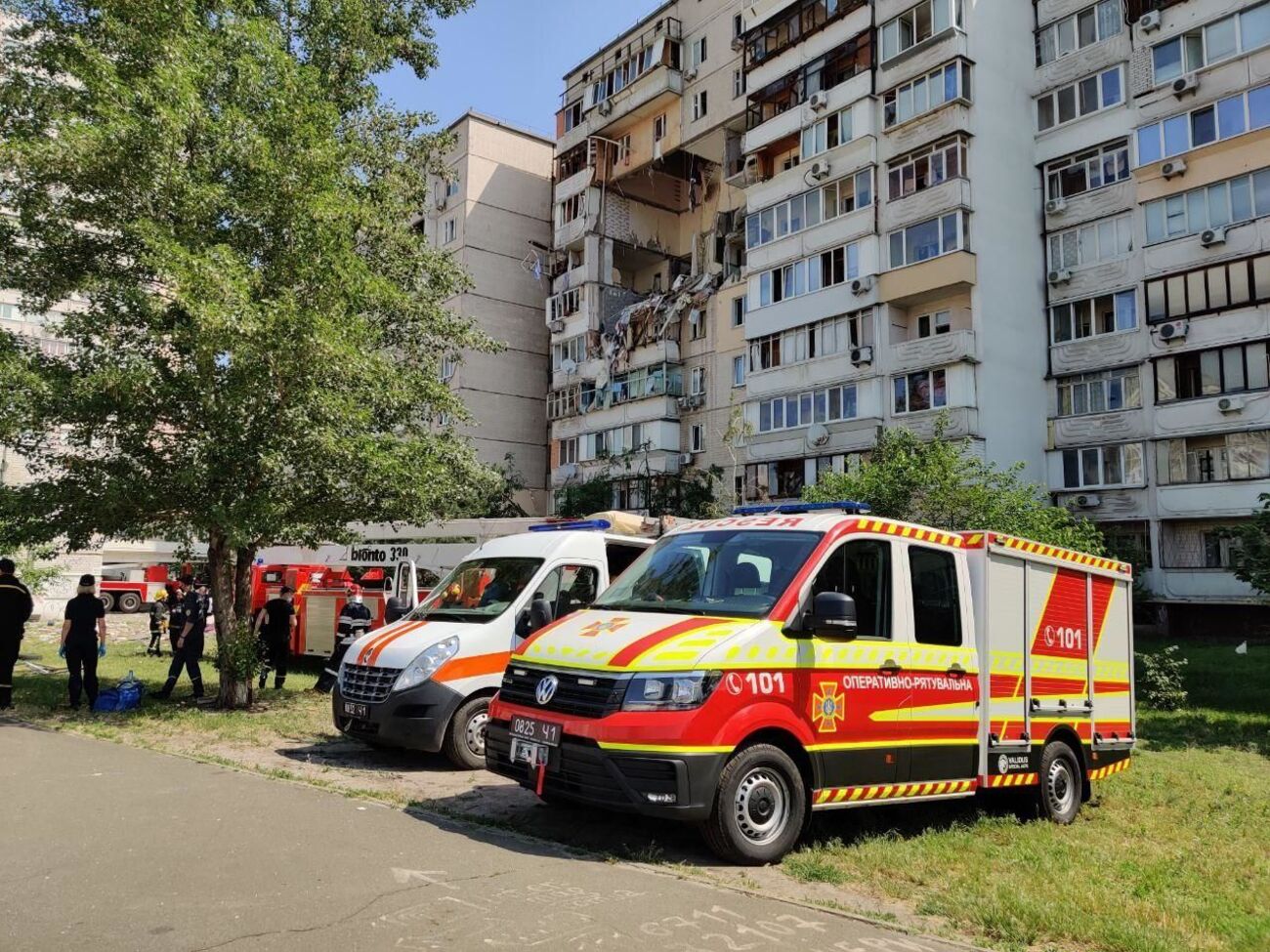 Одного потерпілого мешканця будинку забрали медики швидкої допомоги