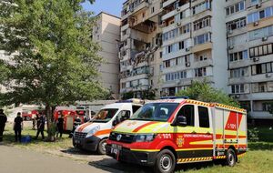 Одного пострадавшего жильца дома забрали медики скорой помощи