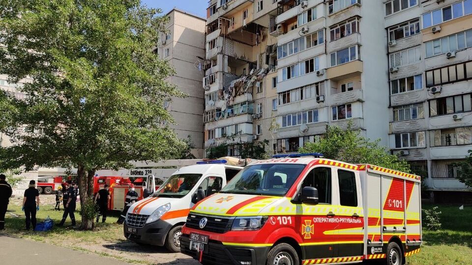 Одного потерпілого мешканця будинку забрали медики швидкої допомоги